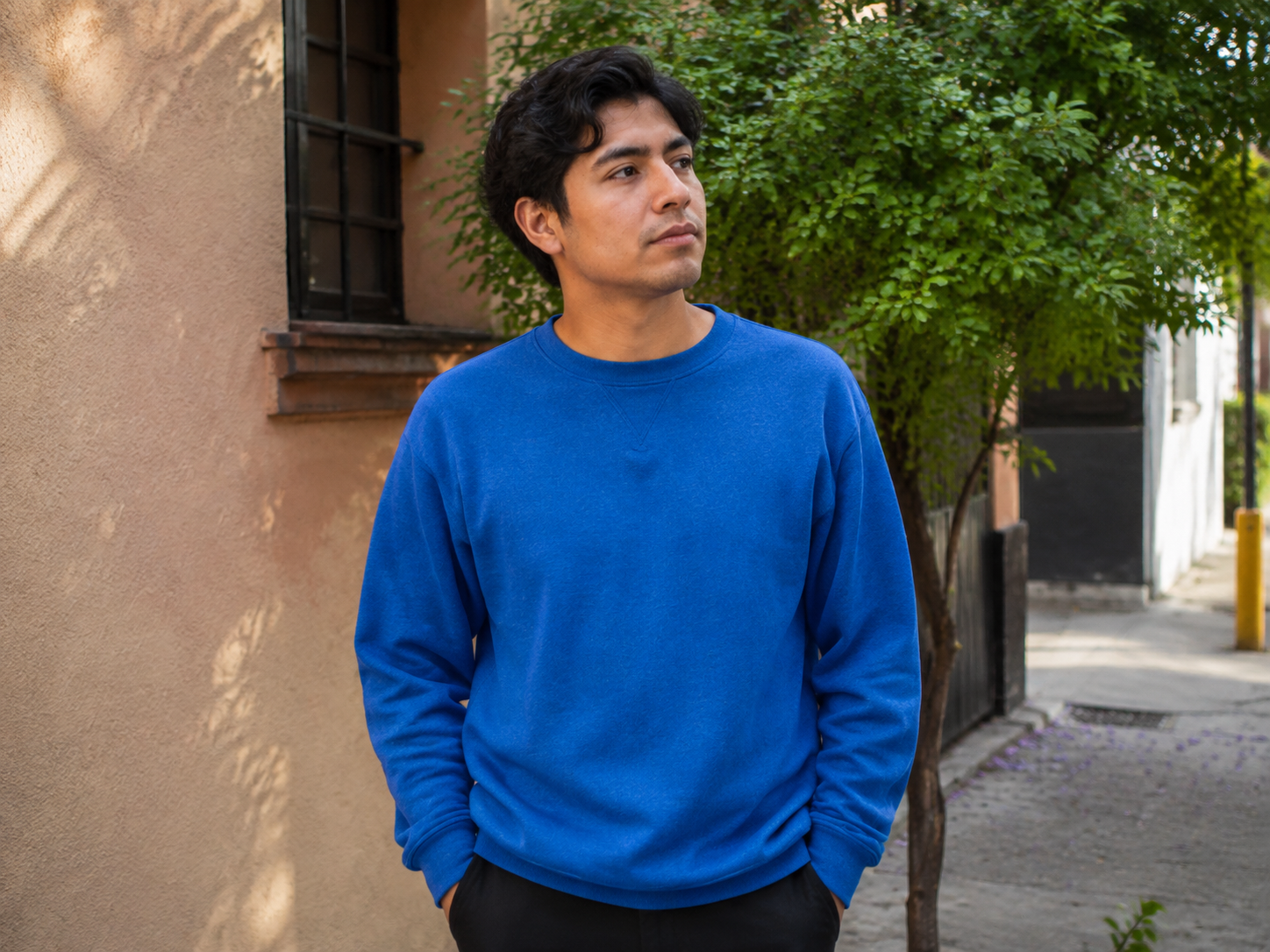 Hombre con sudadera azul renovada